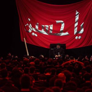 بین بازار راه می‌رفتند