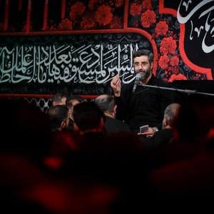 کوچه‌ای تنگ و دستی از سنگ