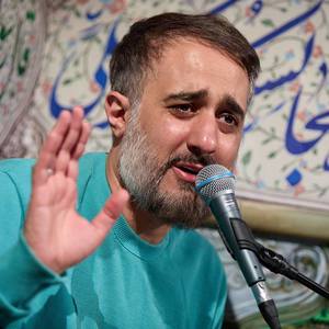 گفتند هر کس تا دم این در می آید
