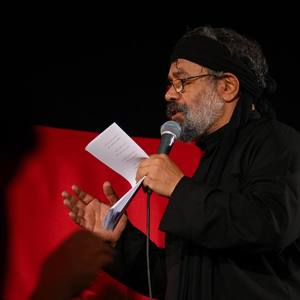 حسین لبخند به لب