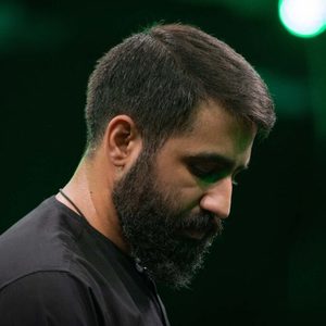 همین جوری که گریه می‌کنه برای مادرش