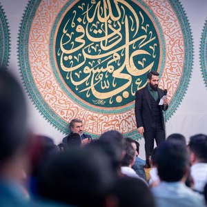 می‌آید آنکه از ازل از قبل خلقت بوده است
