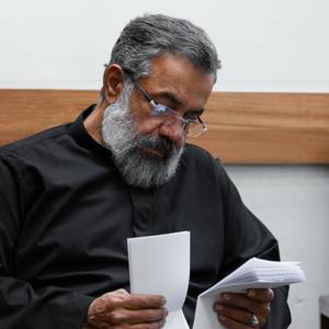 در کوچه، راه تنگ‌تر و تنگ‌تر که شد