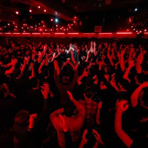 خنجرت را بکشی حنجر من میسوزد