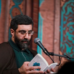 مثل یک خرمن که بر جانش شرر افتاده است