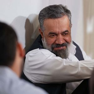 نم نم بارون میزنه روو گونه‌م
