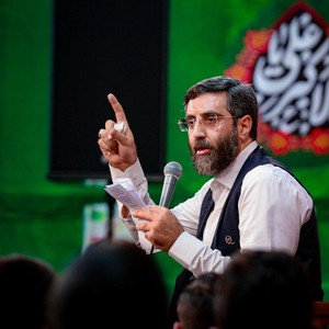 بلند مرتبه بود و بلند بالا بود