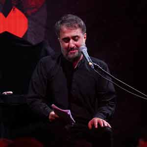 سعی دارد کودکش را در عبا پنهان کند