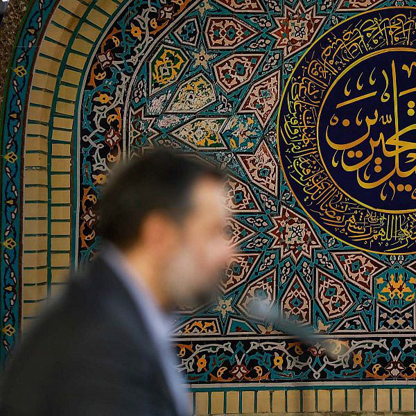 دريا به ديده‌‌ی تر من گريه می‌کند