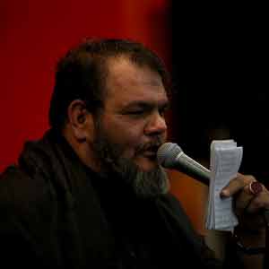 پدری خم شده تا درد کمر را نکشد