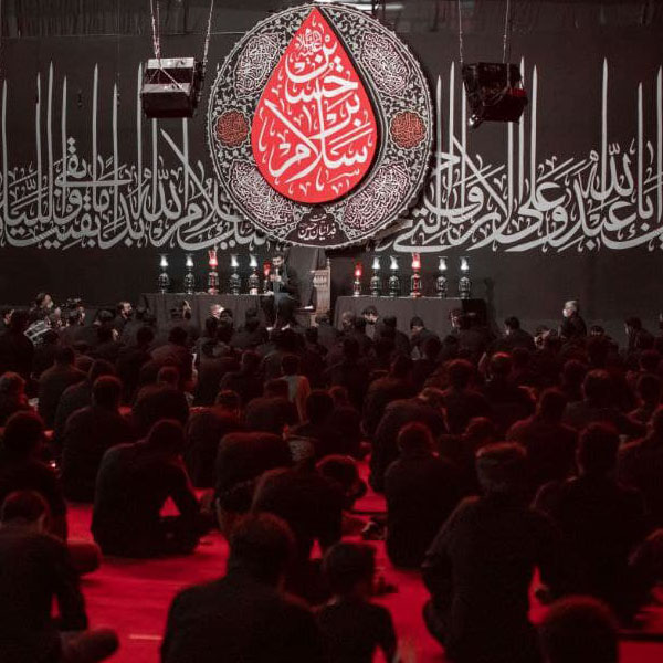 تا لاله گون شود کفنم بیشتر زدن
