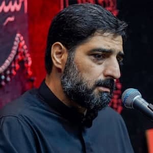 خواهرش بر سینه و بر سر زنان
