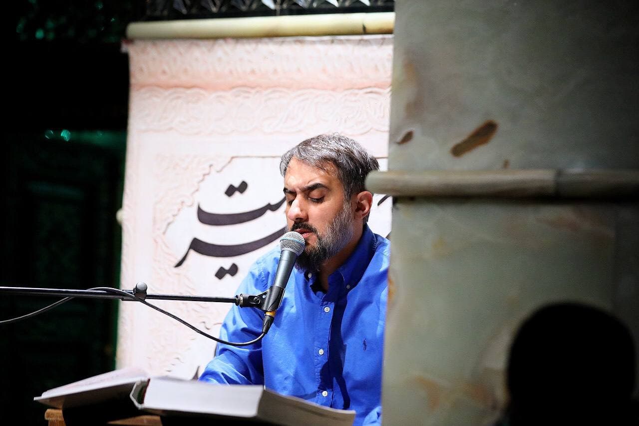 دوباره دست به روی سر گدا کشید