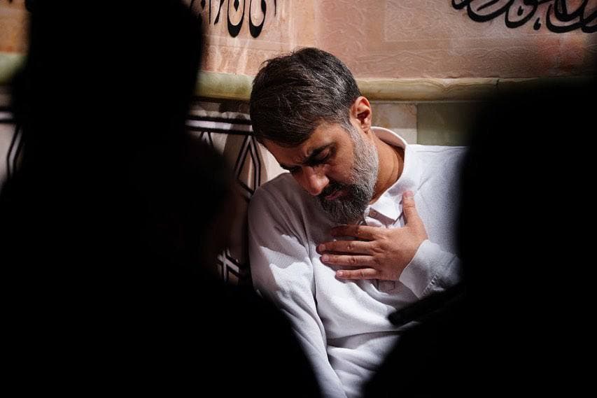 تشنه ام آب در این مشک ندارم چه کنم